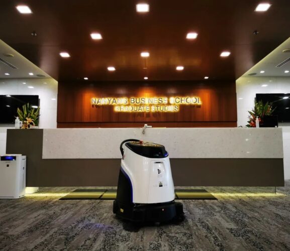新國大、港科大、人大校園清潔都在用高仙機器人